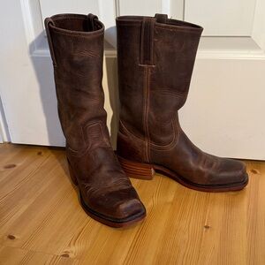 FRYE cavalier pull on boots in distressed tobacco brown. Men’s size 11.5.